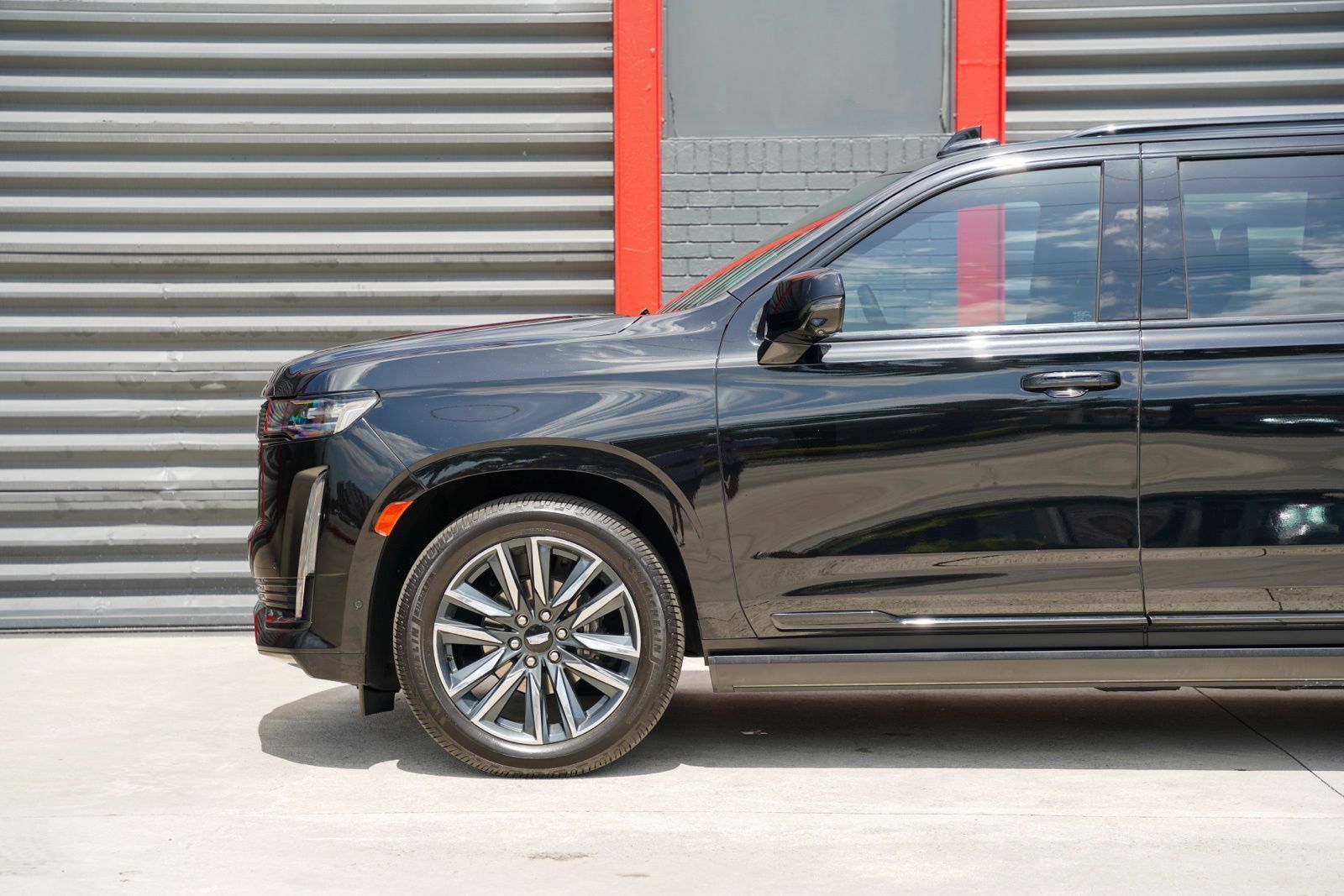 Used 2024 Cadillac Escalade ESV Sport Platinum AWD/4WD image 4