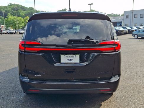 Used 2025 Chrysler Pacifica Limited FWD image 5