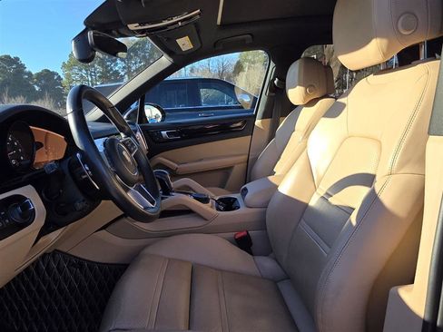 Used 2023 Porsche Cayenne image 6