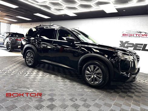 Used 2022 Nissan Pathfinder SV image 1