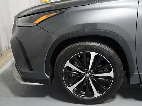 Used 2022 Toyota Highlander XSE FWD image 5
