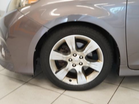 Used 2013 Toyota Sienna SE FWD image 18