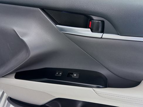 Used 2019 Toyota Camry XLE w/ Sunroof Package image 31