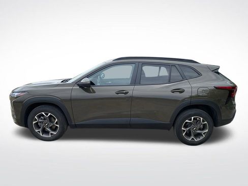 Used 2024 Chevrolet Trax LT w/ Sunroof Package FWD image 3