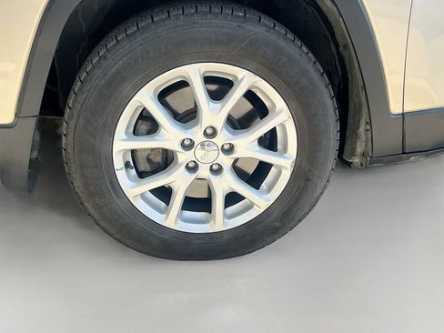 Used 2015 Jeep Cherokee Latitude AWD/4WD image 29