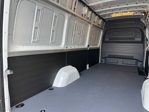 Used 2024 Mercedes-Benz Sprinter 2500 image 18