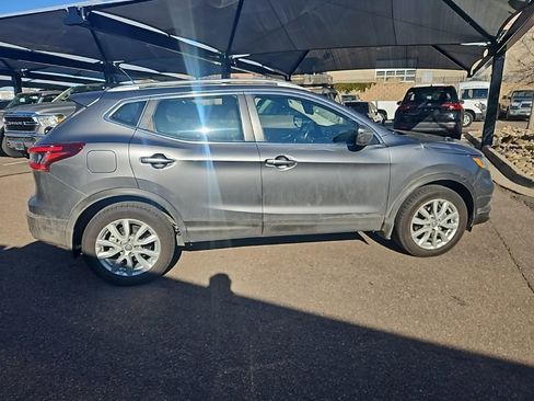 Used 2022 Nissan Rogue Sport SV image 3