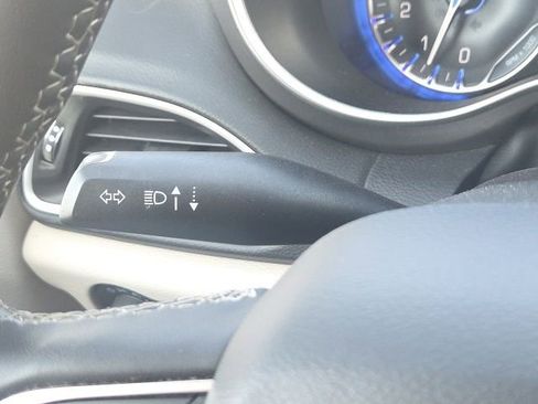 Used 2023 Chrysler Pacifica Touring-L FWD image 43