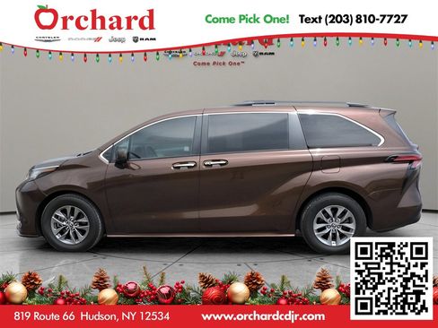 Used 2022 Toyota Sienna XLE image 3