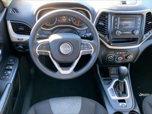 Used 2017 Jeep Cherokee Sport image 6