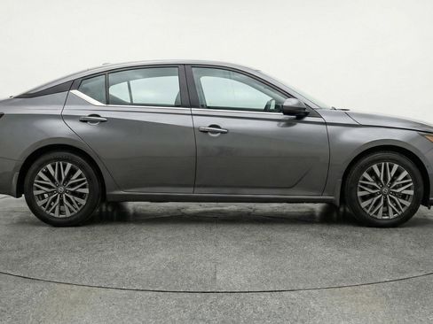 Used 2025 Nissan Altima 2.5 SV image 11