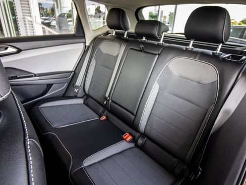 Used 2022 Volkswagen Taos SE w/ Panoramic Sunroof Package FWD image 28