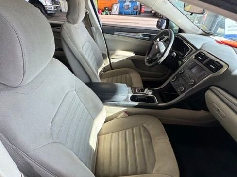 Certified 2018 Ford Fusion SE FWD image 6