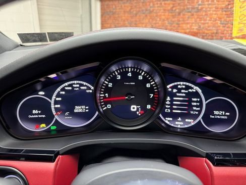 Used 2022 Porsche Cayenne Platinum Edition image 17