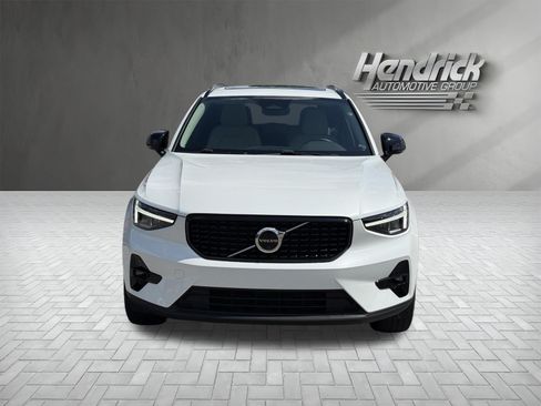 Used 2023 Volvo XC40 B4 Plus w/ Climate Package FWD image 3