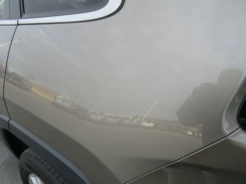 Used 2019 Jeep Cherokee Latitude w/ Popular Appearance Group image 26