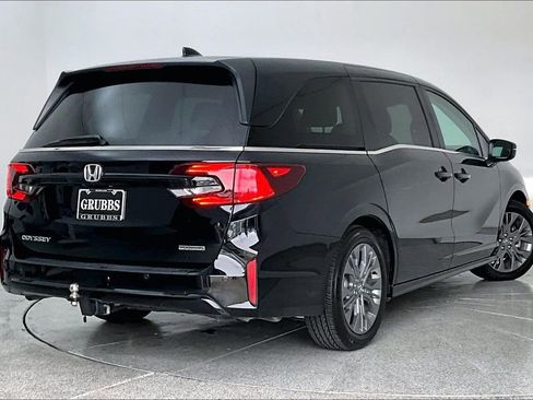 Used 2025 Honda Odyssey Touring image 2
