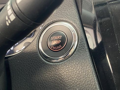 Used 2017 Nissan Rogue SV AWD/4WD image 23