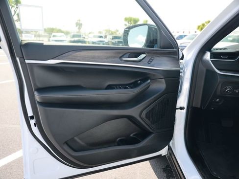 New 2025 Jeep Grand Cherokee Limited image 13