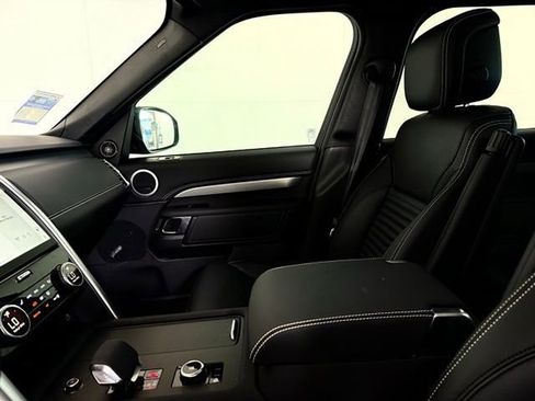 Used 2025 Land Rover Discovery Dynamic SE image 14