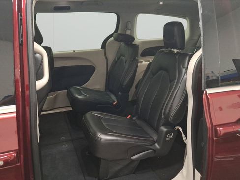 Used 2023 Chrysler Pacifica Touring-L FWD image 11