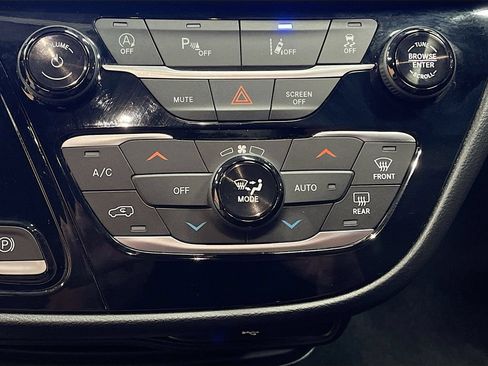 Used 2026 Chrysler Pacifica Select FWD image 15