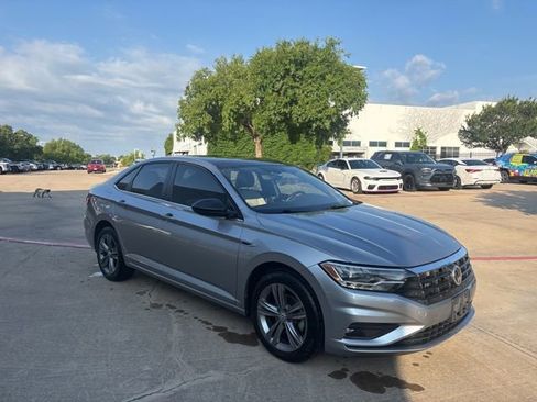 Used 2019 Volkswagen Jetta R-Line w/ R-Line Cold Weather Package FWD image 3