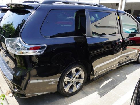 Used 2014 Toyota Sienna SE FWD image 4