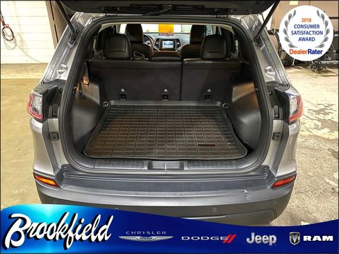 Used 2019 Jeep Cherokee Latitude Plus w/ Cold Weather Group AWD/4WD image 14