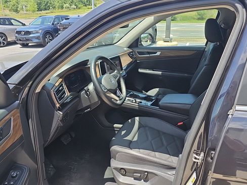 Used 2025 Volkswagen Atlas SE AWD/4WD image 7