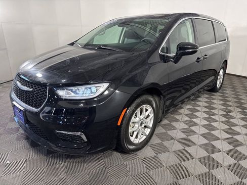 Used 2024 Chrysler Pacifica Touring-L image 5