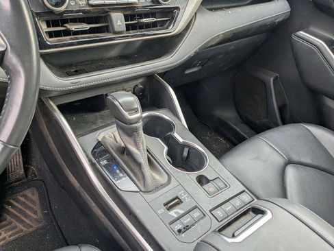 Used 2021 Toyota Highlander XLE AWD/4WD image 18