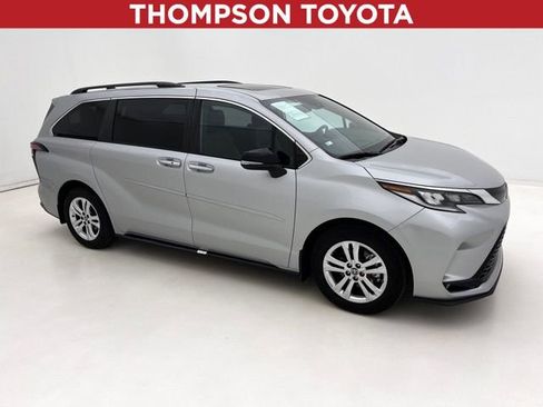 Used 2023 Toyota Sienna XSE image 1
