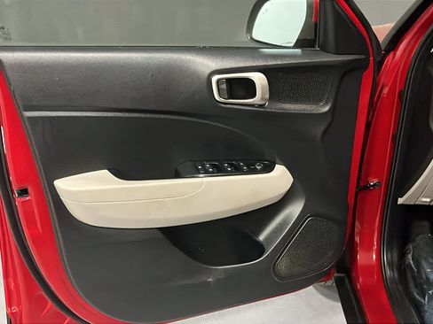 Used 2023 Hyundai Venue SEL FWD image 9