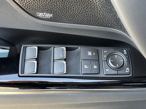 Used 2024 Lexus LX 600 4WD w/ Luxury Package image 21