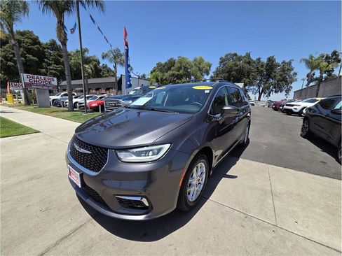 Used 2022 Chrysler Pacifica Touring-L FWD image 1