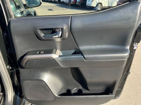 Used 2018 Toyota Tacoma Limited image 25