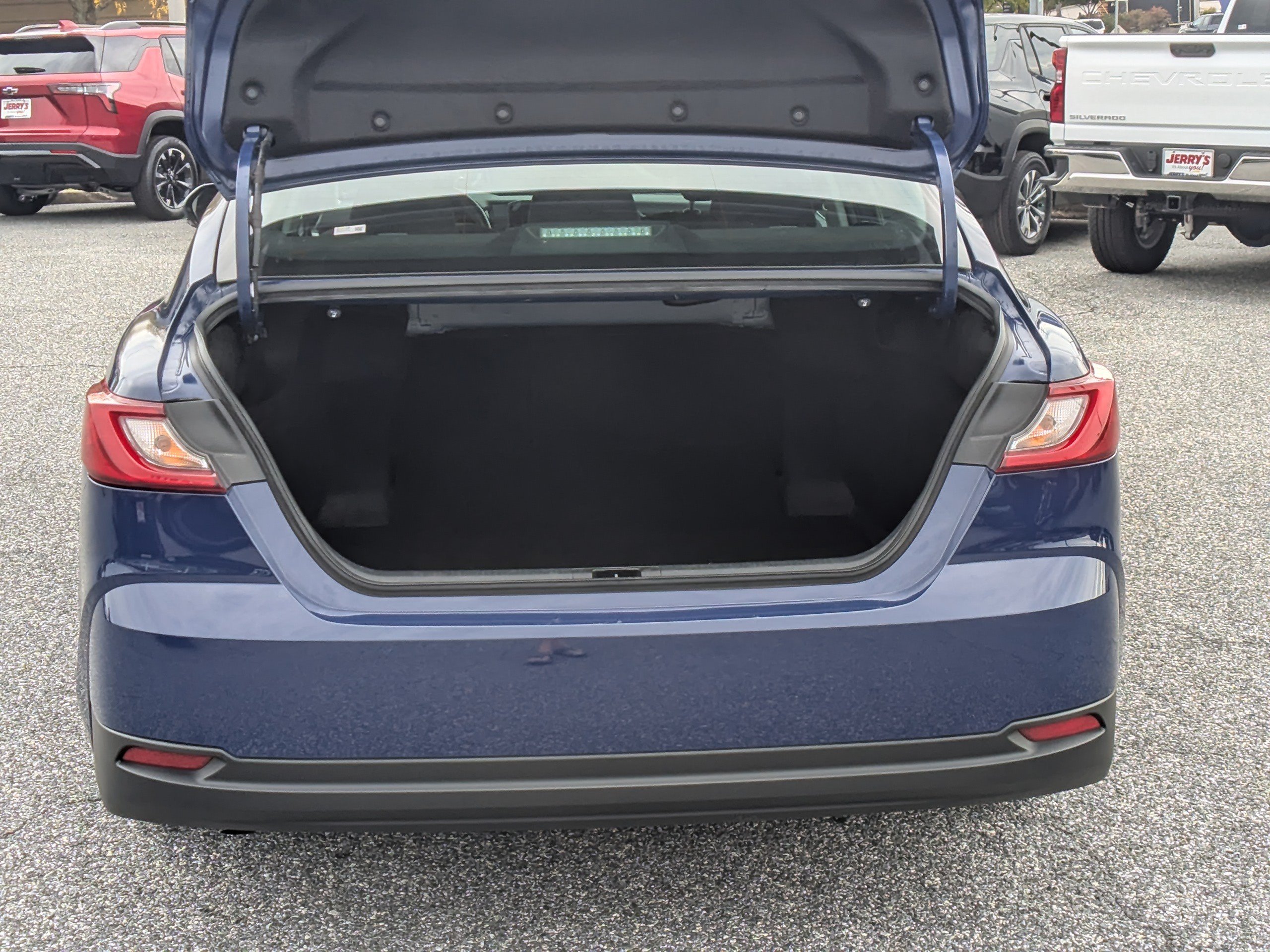 Used 2025 Toyota Camry LE FWD image 8