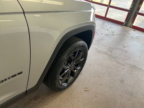 New 2025 Jeep Grand Cherokee Limited image 14