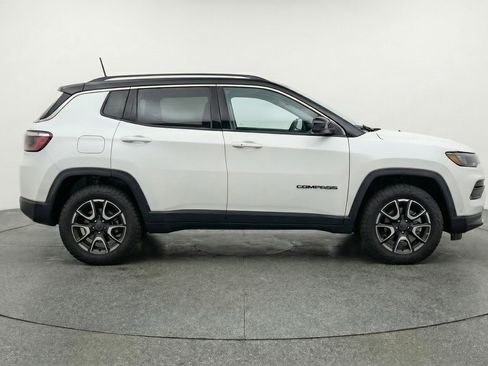 Used 2025 Jeep Compass Trailhawk w/ Trailer Tow Group AWD/4WD image 11