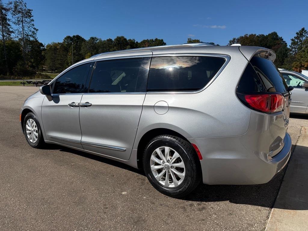 Used 2019 Chrysler Pacifica Touring-L FWD image 6