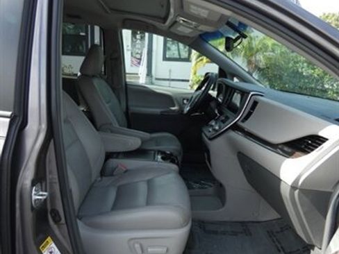 Used 2017 Toyota Sienna XLE FWD image 50