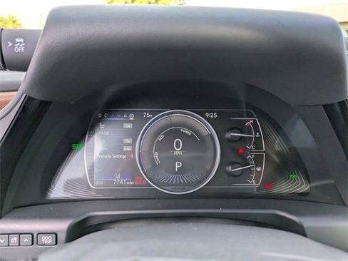 Certified 2025 Lexus ES 300h w/ Premium Package image 27