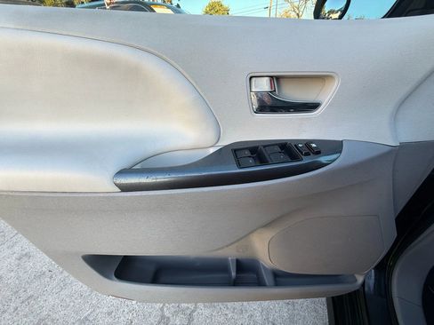 Used 2011 Toyota Sienna SE w/ Preferred Pkg image 20