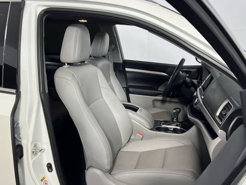 Used 2019 Toyota Highlander XLE image 29