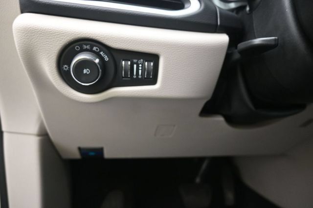 Used 2024 Chrysler Pacifica Touring-L FWD image 16