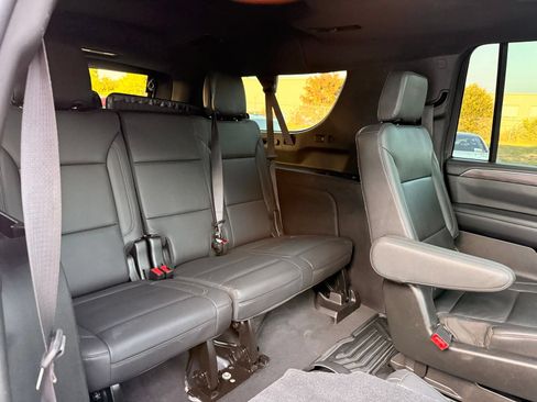 Used 2021 Chevrolet Suburban LT w/ LT Signature Package RWD image 31