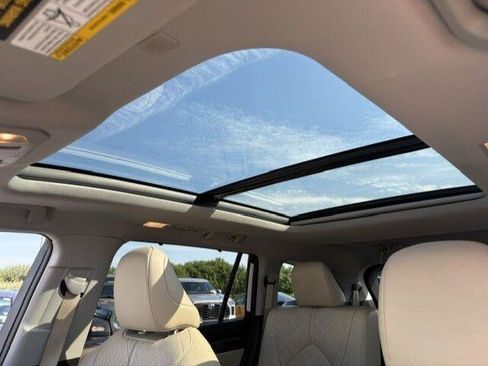 Certified 2021 Toyota Highlander Platinum AWD/4WD image 3
