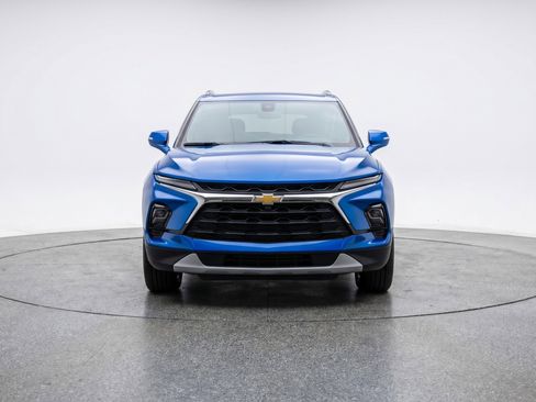 Used 2025 Chevrolet Blazer LT FWD image 2