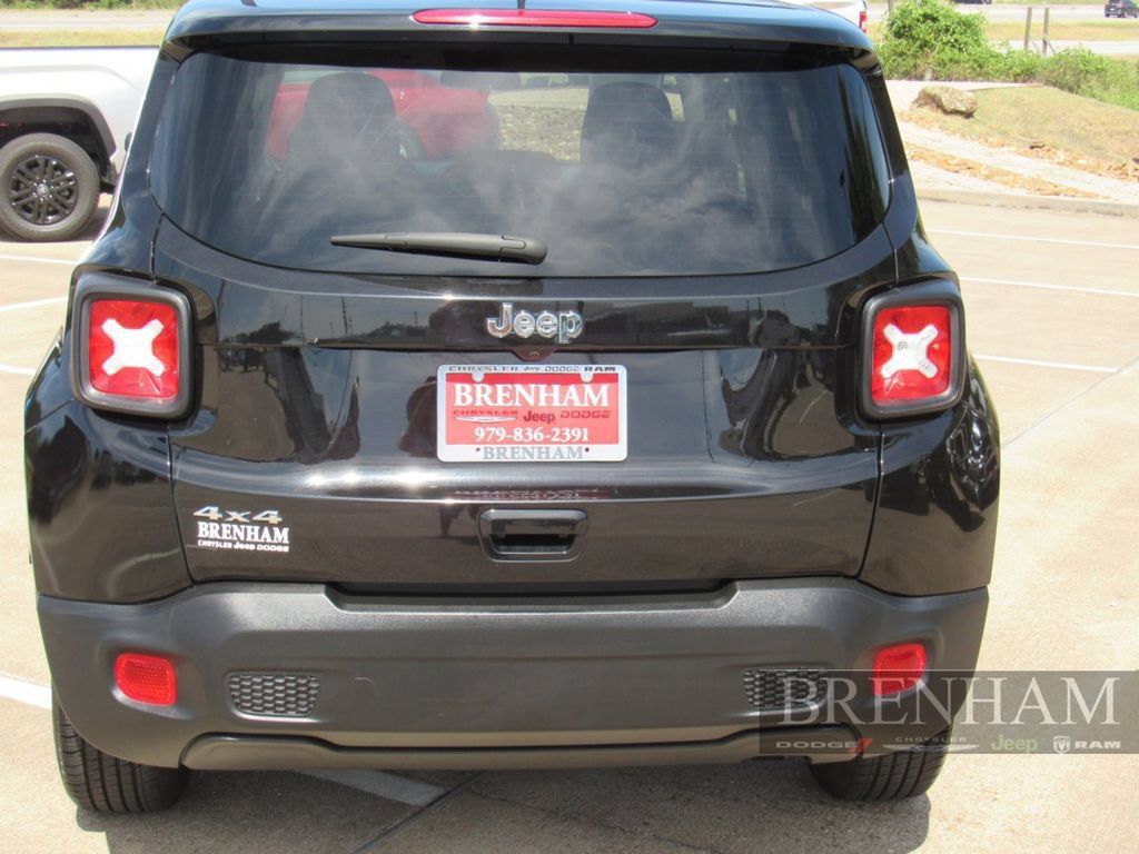 Used 2023 Jeep Renegade Latitude AWD/4WD image 5